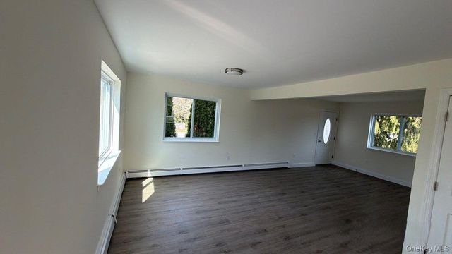 7 Roan Lane, Riverhead, NY 11901