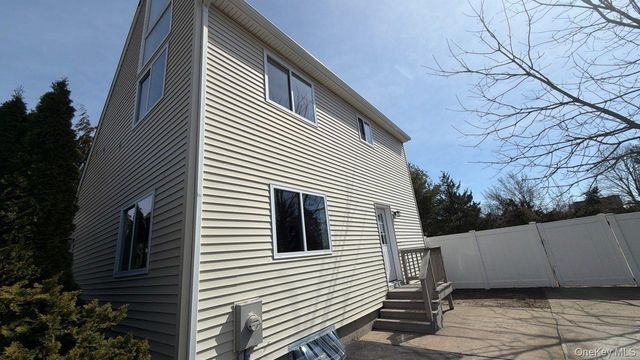 7 Roan Lane, Riverhead, NY 11901