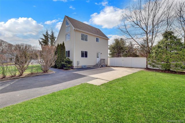 7 Roan Lane, Riverhead, NY 11901