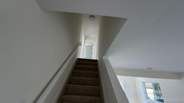 7 Roan Lane, Riverhead, NY 11901