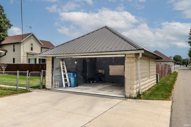 235 W Middlebury Street, Shipshewana, IN 46565