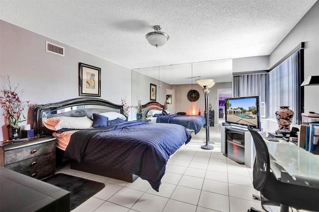 337 Ives Dairy Road 12, Miami, FL 33179