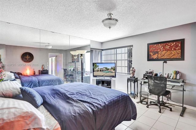 337 Ives Dairy Road 12, Miami, FL 33179
