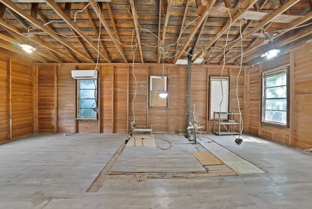 515 Woodrow Avenue, Fort Worth, TX 76105