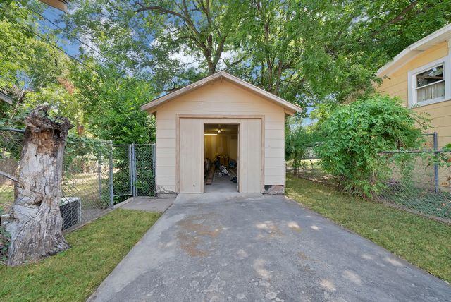 515 Woodrow Avenue, Fort Worth, TX 76105