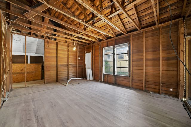 515 Woodrow Avenue, Fort Worth, TX 76105