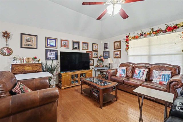 14 NW Stonebrook Dr, Lawton, OK 73505