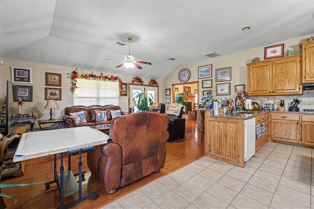 14 NW Stonebrook Dr, Lawton, OK 73505