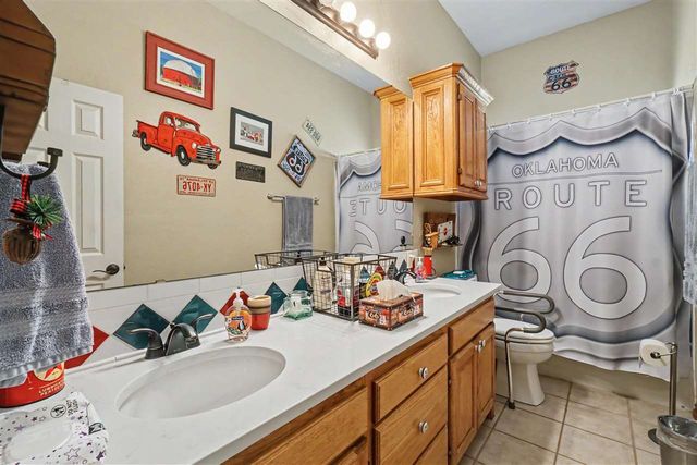 14 NW Stonebrook Dr, Lawton, OK 73505