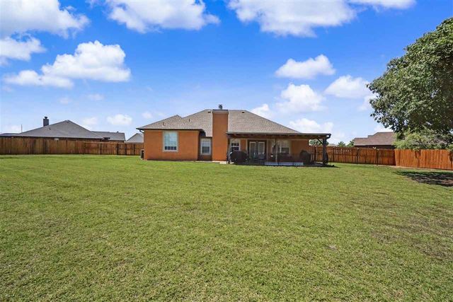 14 NW Stonebrook Dr, Lawton, OK 73505