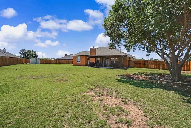 14 NW Stonebrook Dr, Lawton, OK 73505