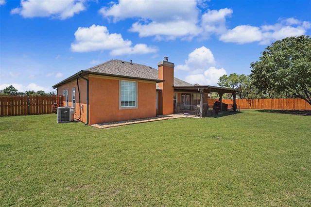 14 NW Stonebrook Dr, Lawton, OK 73505