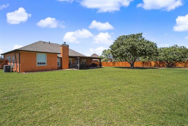 14 NW Stonebrook Dr, Lawton, OK 73505