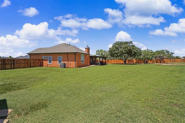 14 NW Stonebrook Dr, Lawton, OK 73505