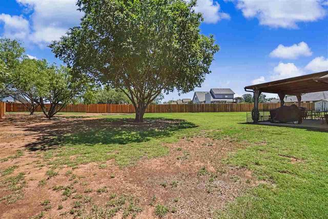 14 NW Stonebrook Dr, Lawton, OK 73505