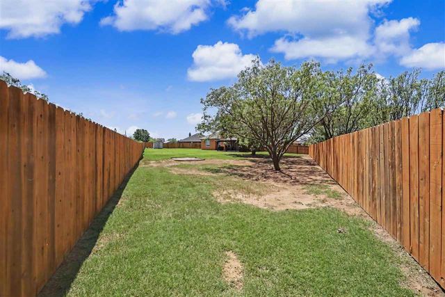 14 NW Stonebrook Dr, Lawton, OK 73505