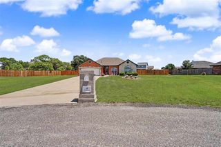 14 NW Stonebrook Dr, Lawton, OK 73505