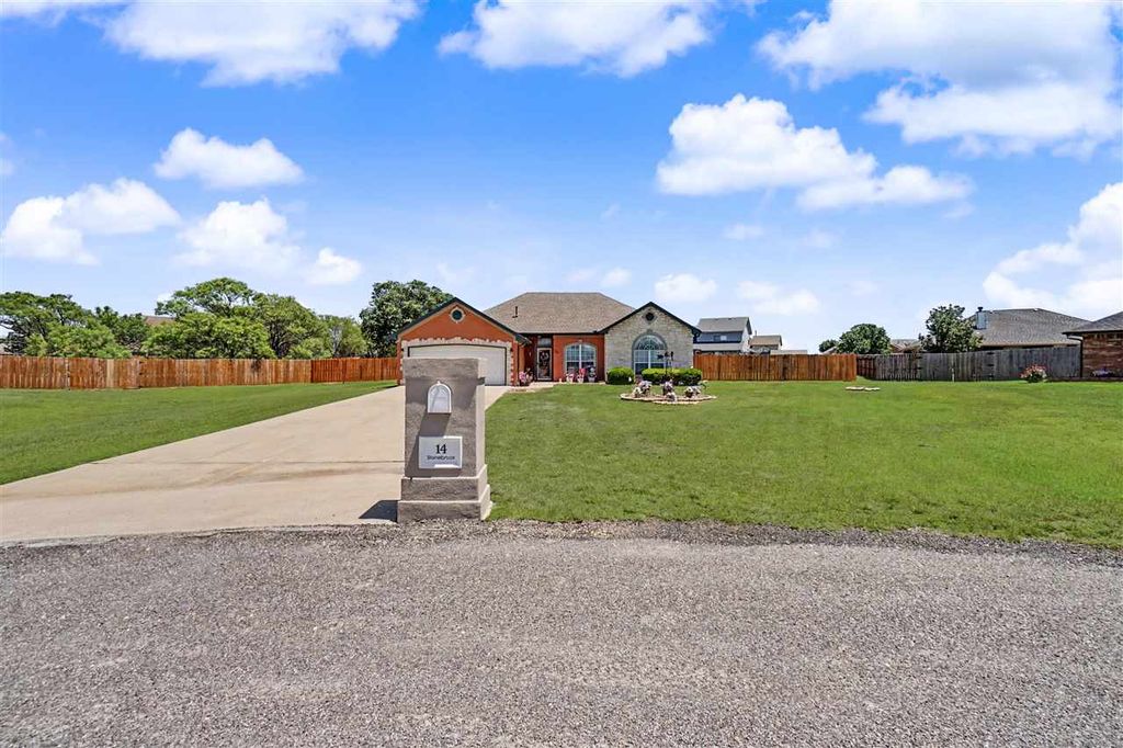 14 NW Stonebrook Dr, Lawton, OK 73505