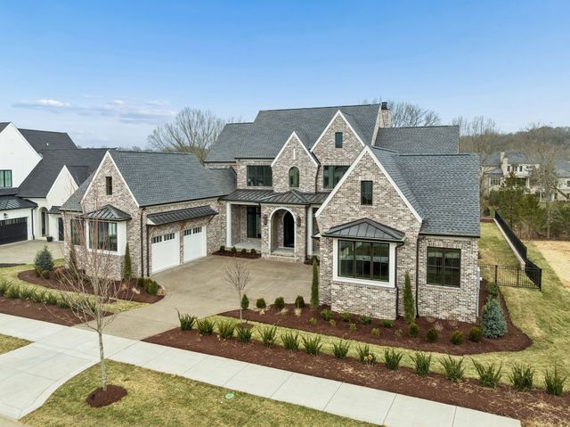 8864 Edgecomb Dr, College Grove, TN 37046