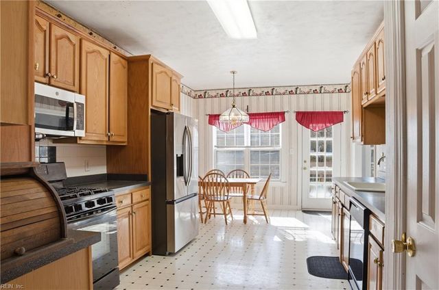 635 Shadow Brooke DR, Chesapeake, VA 23320