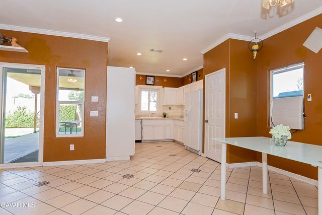 43963 Glenraven Road, Lancaster, CA 93535