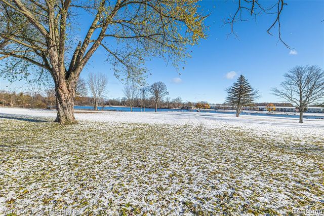 26902 Sandy Hill Court 15, New Hudson, MI 48165