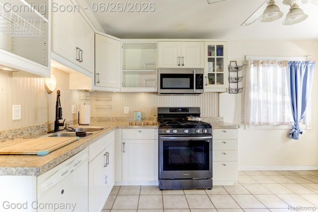 32032 Parkwood Street, Westland, MI 48186