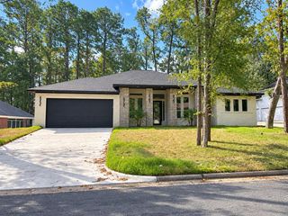2405 W Green Briar Drive, Huntsville, TX 77340