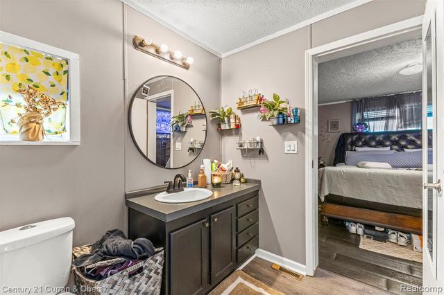 24702 Manchester, Flat Rock, MI 48134