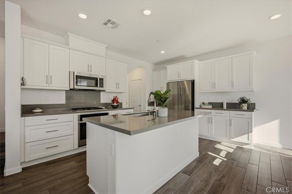 Image 18 of property listing at 16281 Castello 1, Fontana, CA 92336