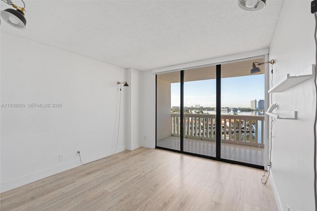 1000 W Island Blvd 807, Aventura, FL 33160