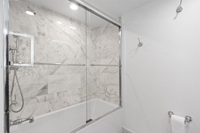 1000 W Island Blvd 807, Aventura, FL 33160