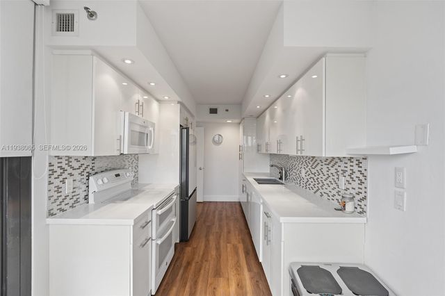 1000 W Island Blvd 807, Aventura, FL 33160