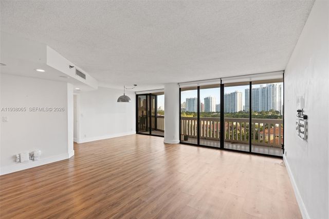 1000 W Island Blvd 807, Aventura, FL 33160