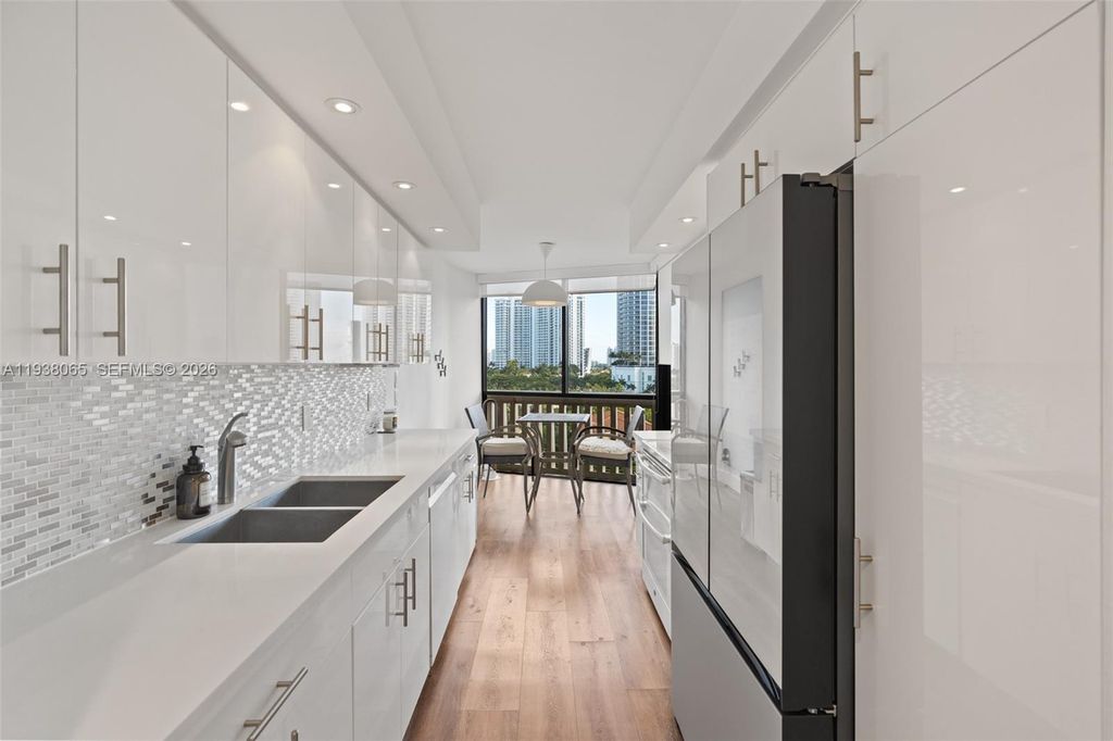 1000 W Island Blvd 807, Aventura, FL 33160