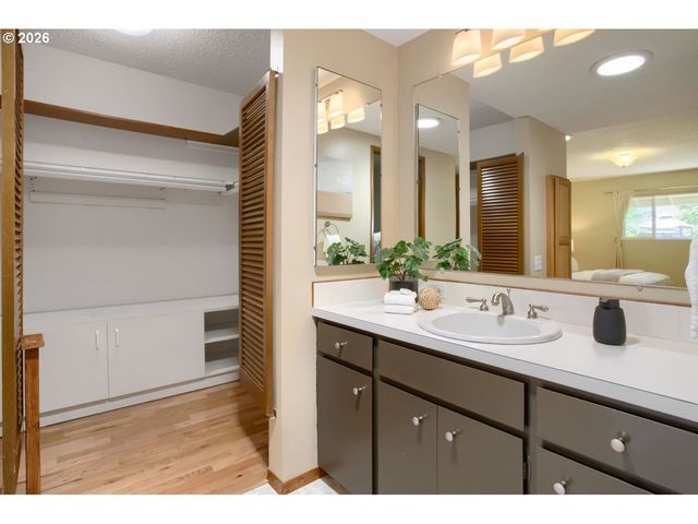 16700 Sw MATADOR Ln, Portland, OR 97224