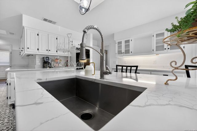 6003 Brook Falls, Windcrest, TX 78239