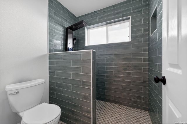 6003 Brook Falls, Windcrest, TX 78239