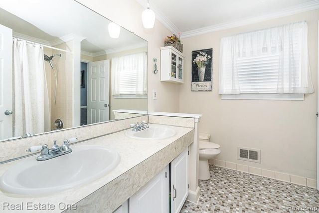 13758 Charrington Drive, Sterling Heights, MI 48313