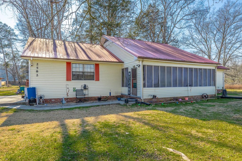 2582 E Valley Road, Jasper, TN 37347