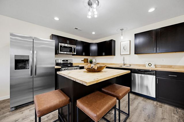 1355 E BIAS LN, Centralia, MO 65240