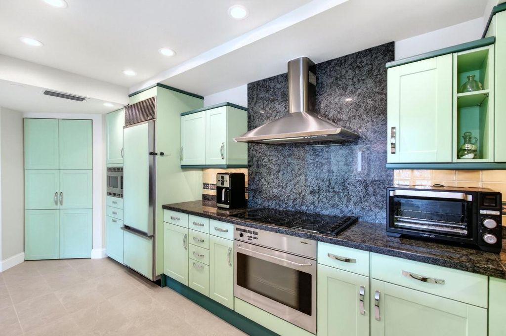 Image 10 of property listing at 140 SE 5th Avenue 448, Boca Raton, FL 33432