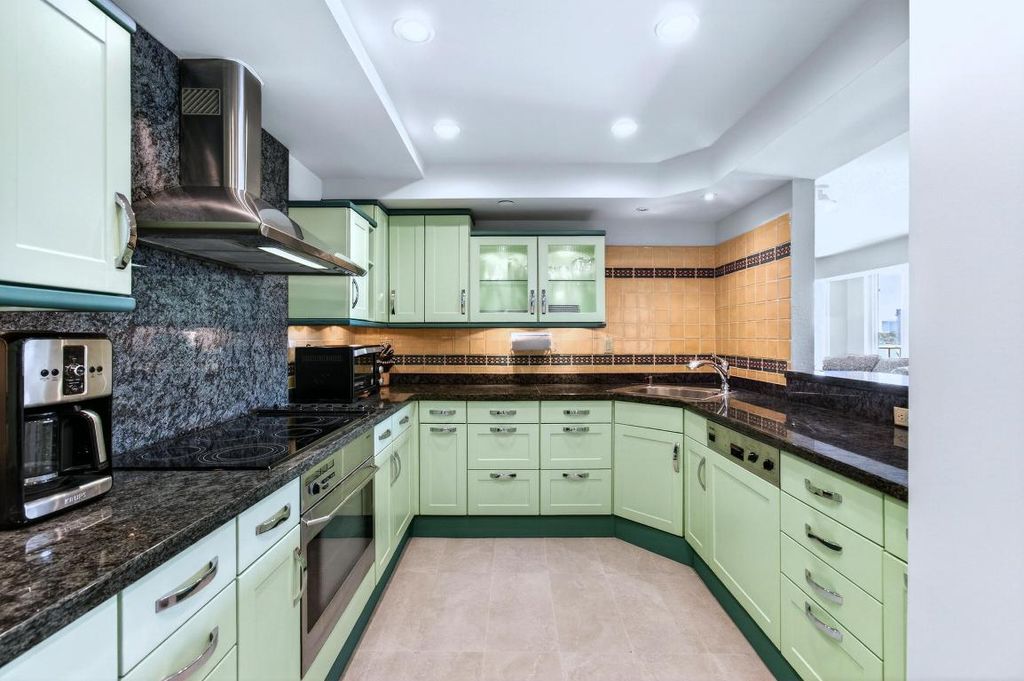 Image 9 of property listing at 140 SE 5th Avenue 448, Boca Raton, FL 33432