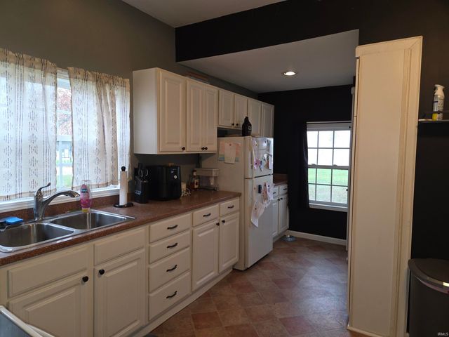 11242 E 50 S. Road, Oakland City, IN 47660