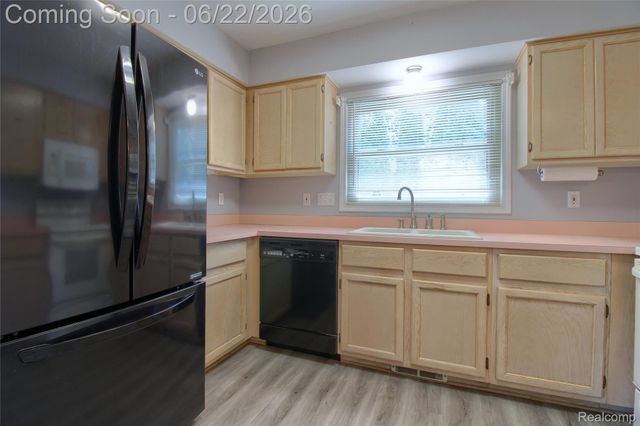 26901 Coachlight Street, Woodhaven, MI 48183