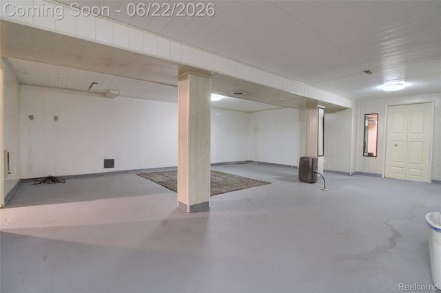 26901 Coachlight Street, Woodhaven, MI 48183