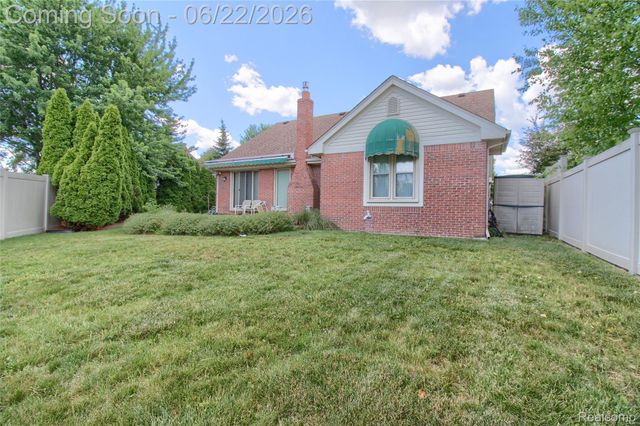 26901 Coachlight Street, Woodhaven, MI 48183