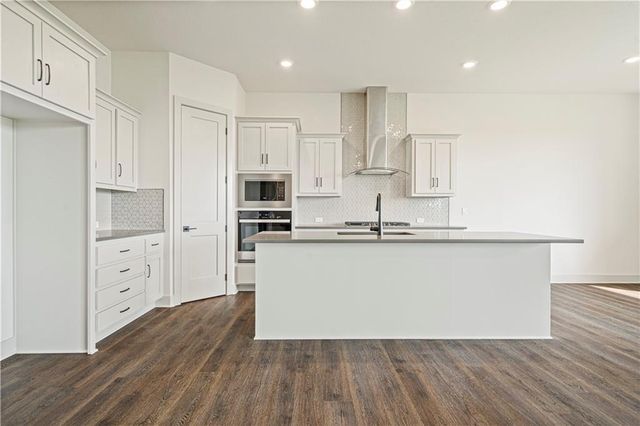 20665 Skyview Lane, Spring Hill, KS 66083