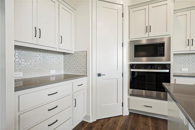 20665 Skyview Lane, Spring Hill, KS 66083