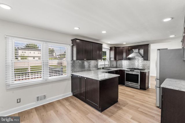 7 OAKEN LN, Hamilton, NJ 08619